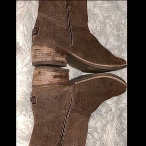Ugg Australia Womens Daring Ankle Boots Suede Perforated Chocolate 6.5 Western